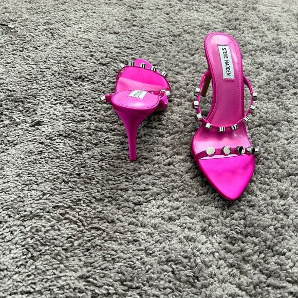 Steve Madden Dorinda Fuchsia Heeled Sandal with Silver Studs - Picture 3 of 6
